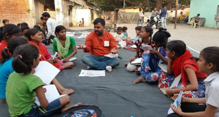 Ratnesh Tiwari : गोरखपुर के रत्नेश तिवारी, बच्चों की जिंदगी में शिक्षा की रोशनी
