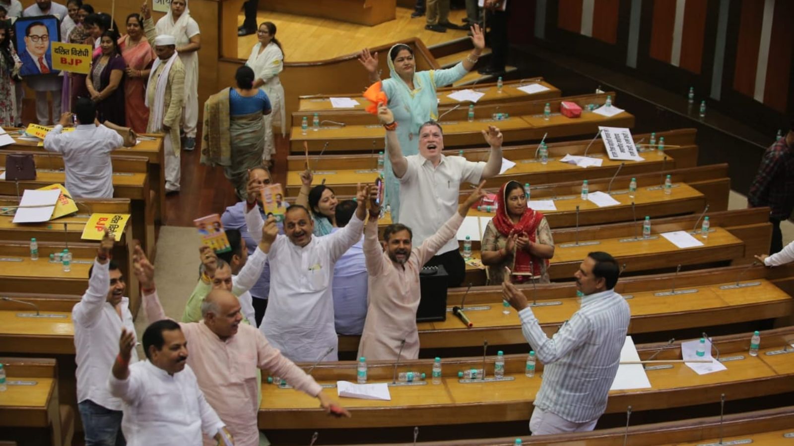 दिल्ली MCD सदन में हरियाणवी गानों पर नाचते दिखे भाजपा पार्षद