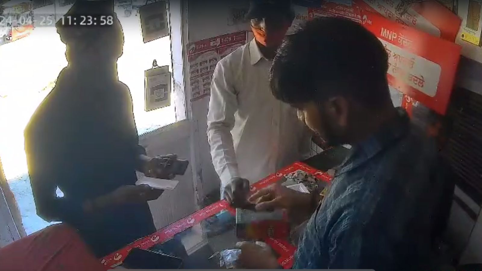 लुधियाना में दिन-दिहाड़े मोबाइल की दुकान में लूट की कोशिश