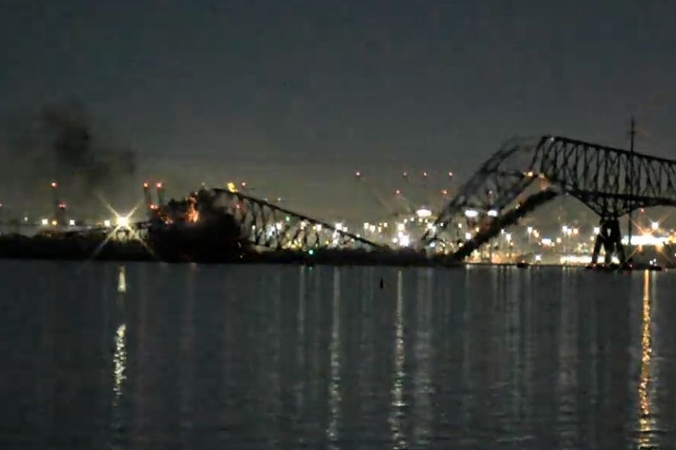 अमेरिका में कार्गो जहाज के टकराते ही धड़ाम से गिर गया पुल, 