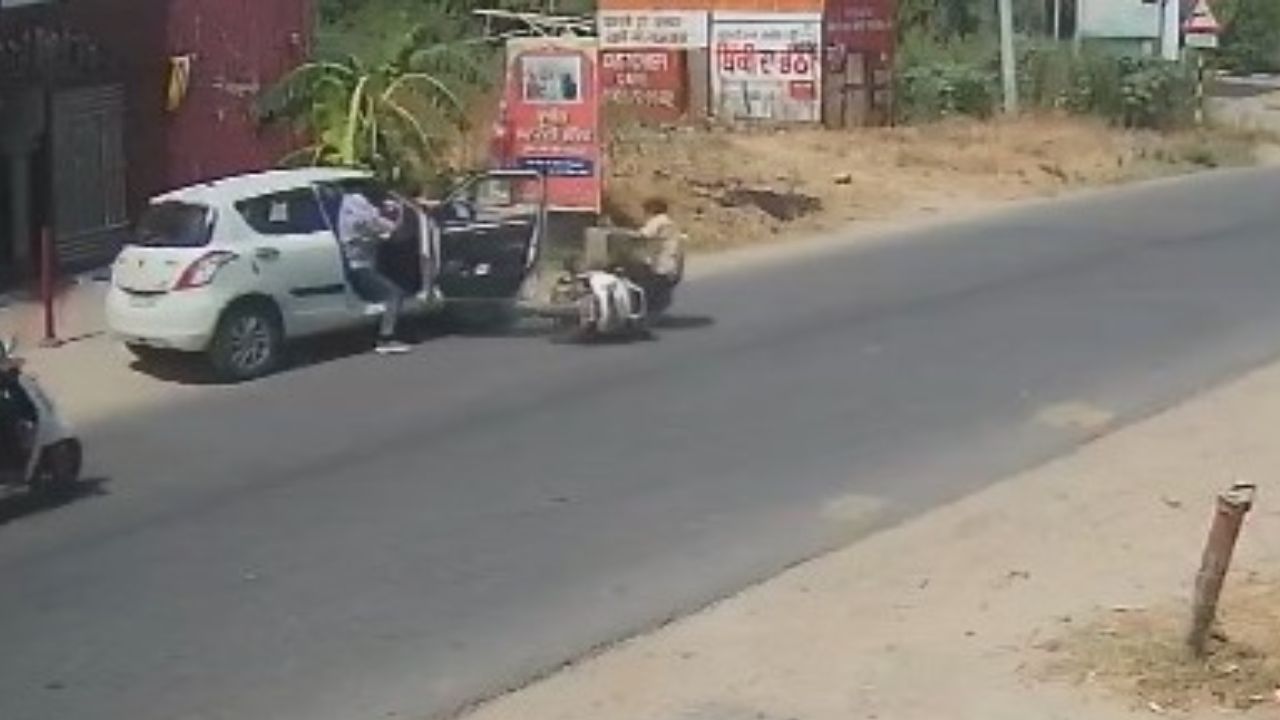 होशियारपुर में अचानक कार का दरवाजा खोलने से एक्टिवा सवार की गई जान