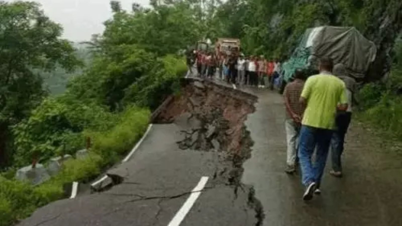 पंजाब और हिमाचल को जोड़ने वाला नेशनल हाईवे धंसा,
