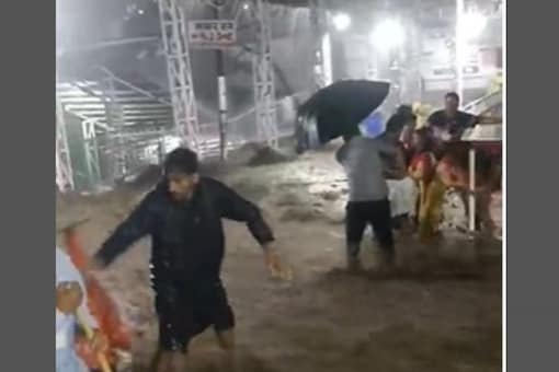 माता मां वैष्णो देवी में 2 घंटे की बारिश से बाढ़ जैसे हालात बने,  27,914 यात्री फसे रस्ते में 