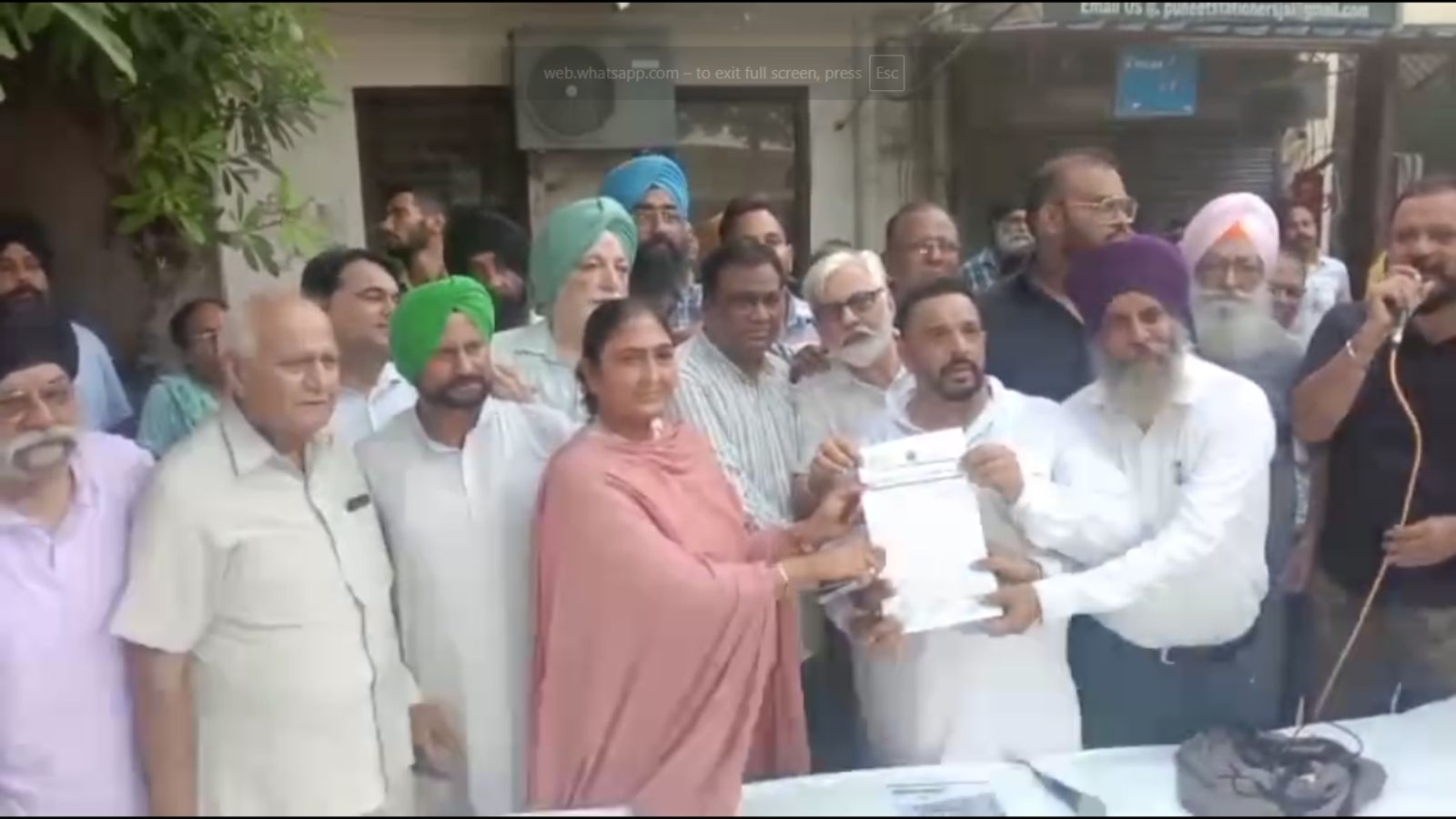 लतीफपुरा के निवासियों ने रास्ता खुलवाने के लिए राजविंदर कौर थियाड़ा को दिया मांग पत्र, 