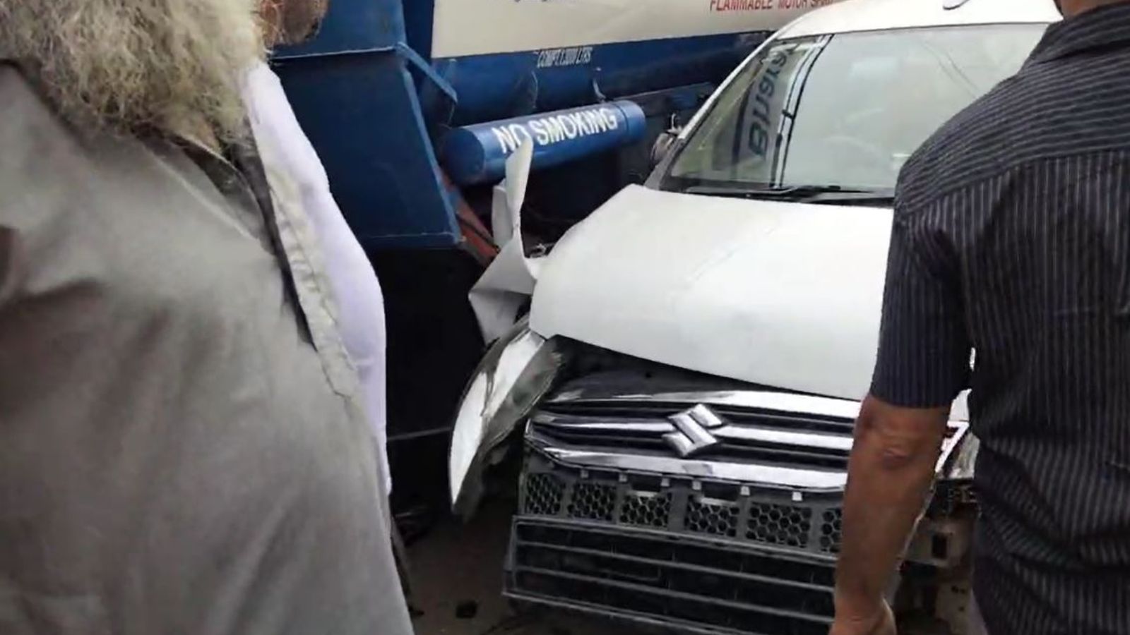 जालंधर में श्री रविदास चौक पर पेट्रोल से भरे टैंकर ने कार को मारी टक्कर,  