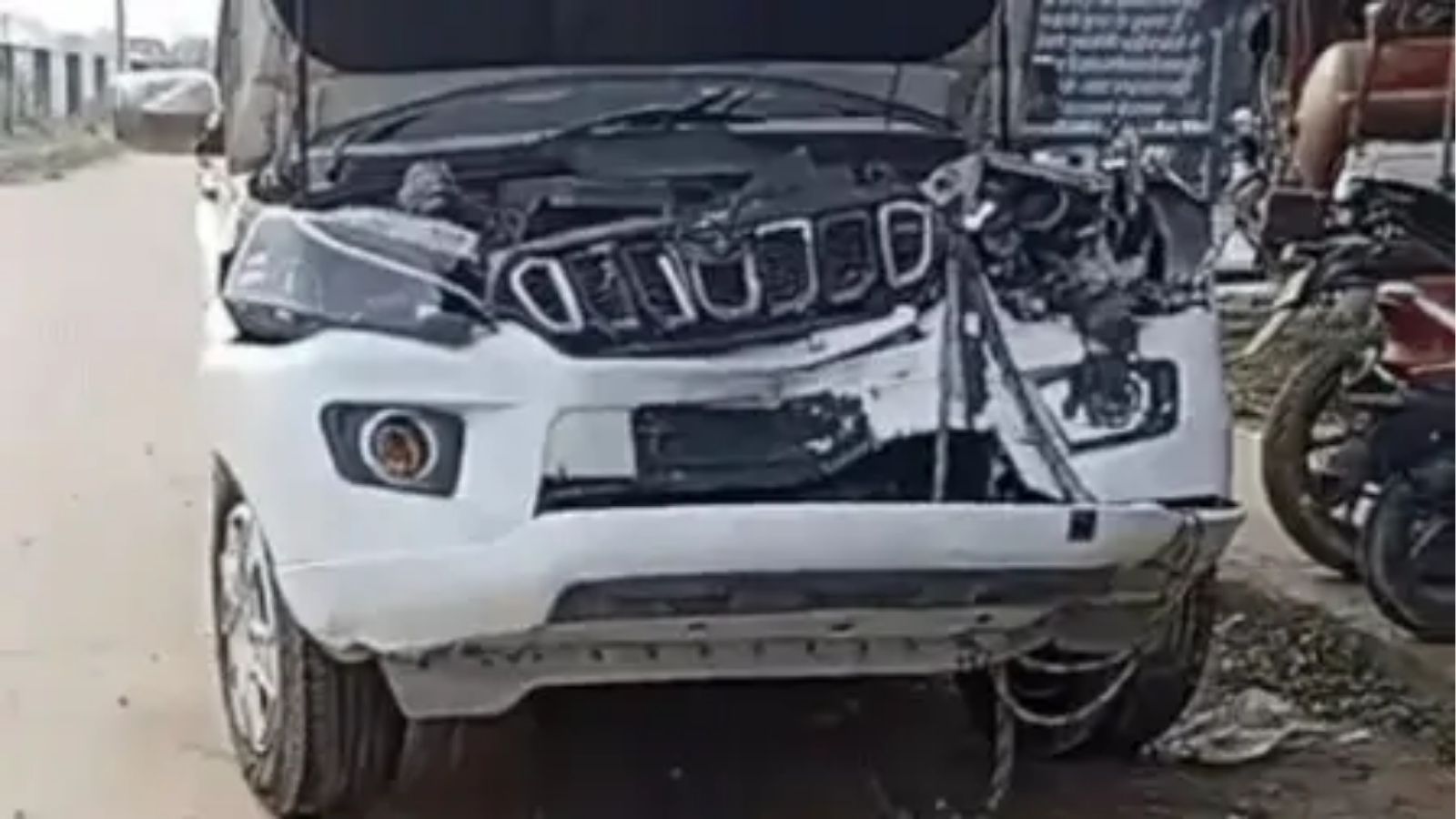 कैबिनेट मंत्री की गाड़ी हादसे का शिकार, 
