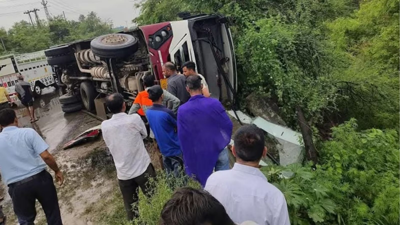 चंडीगढ़ जा रही हिमाचल रोडवेज़ की बस पलटी, 