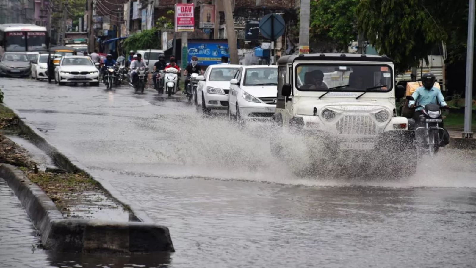 जालंधर में सुबह से हो रही बारिश, 