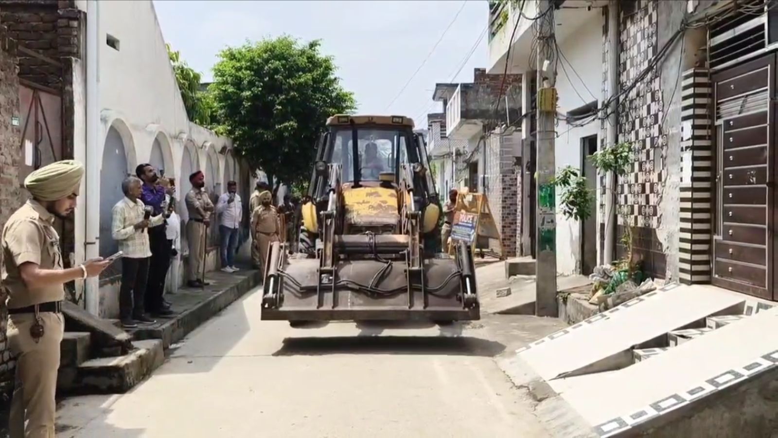 जालंधर में नशा तस्कर के घर पर चला पीला पंजा,