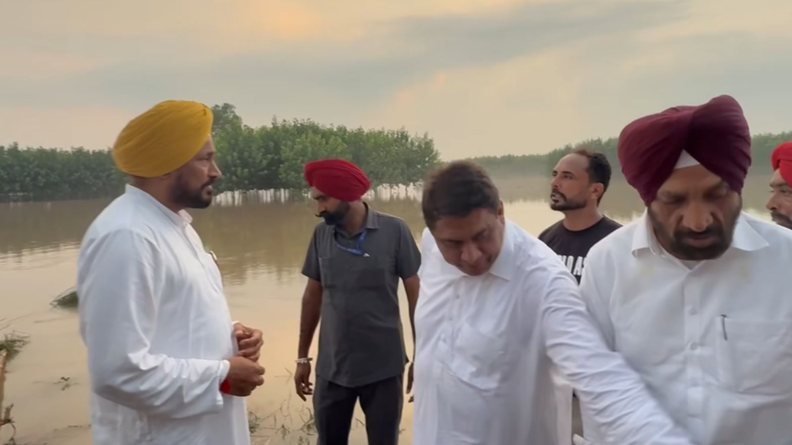 जालंधर में बाढ़ प्रभावित इलाकों का दौरा करने पहुंचे सांसद चन्नी, 