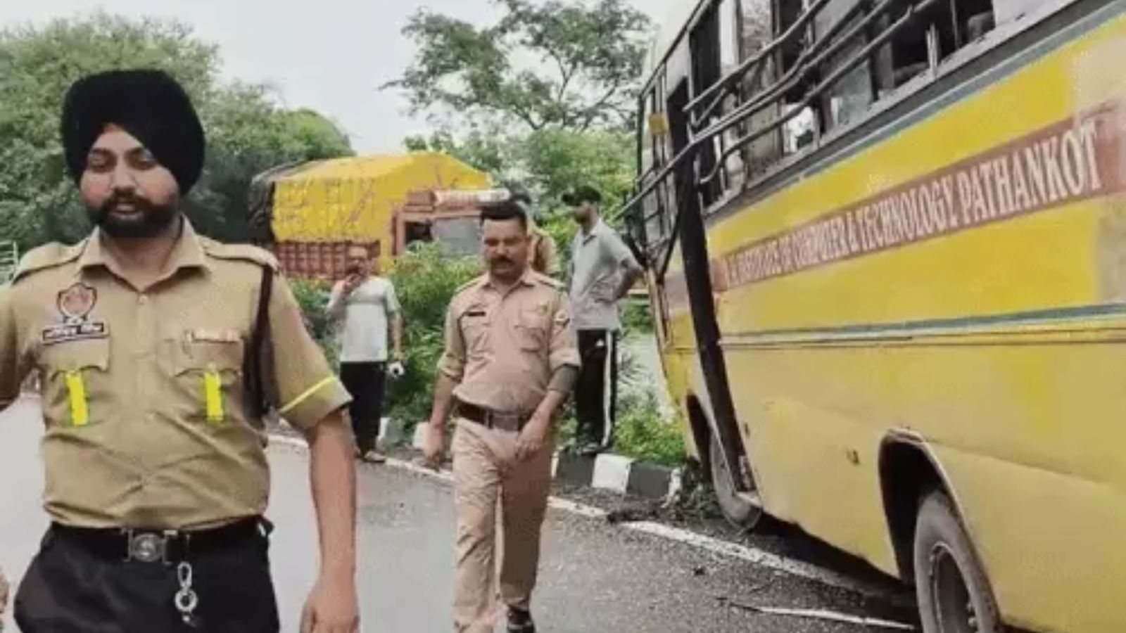 पठानकोट-जालंधर नेशनल हाईवे पर बड़ा हादसा होने से टला, 