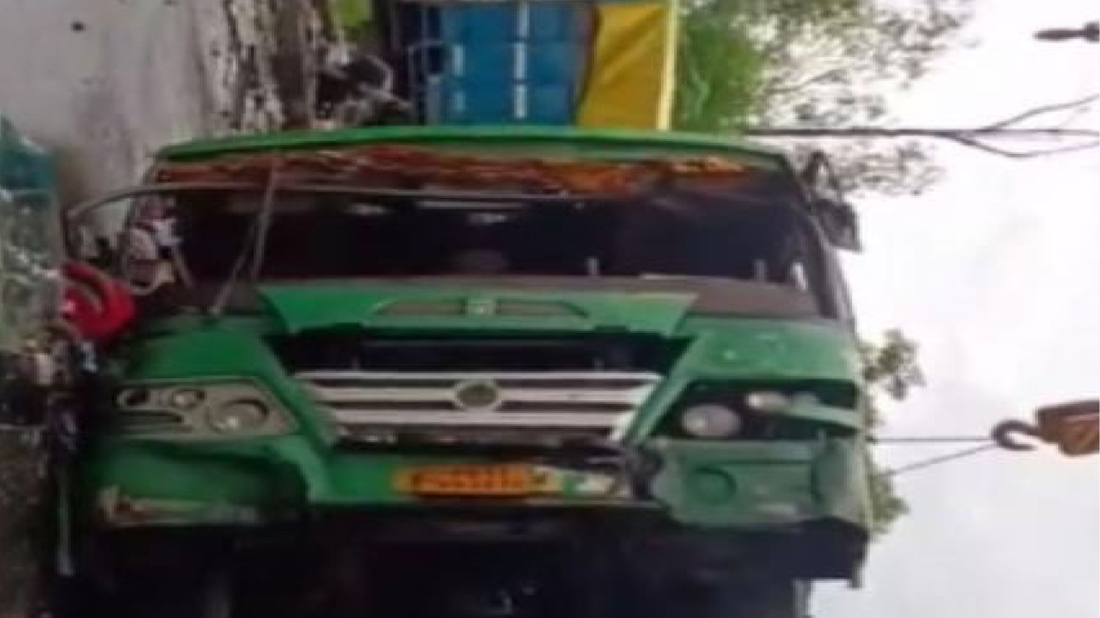 जालंधर-पठानकोट नेशनल हाईवे पर सवारियों से भरी बस पलटी, 