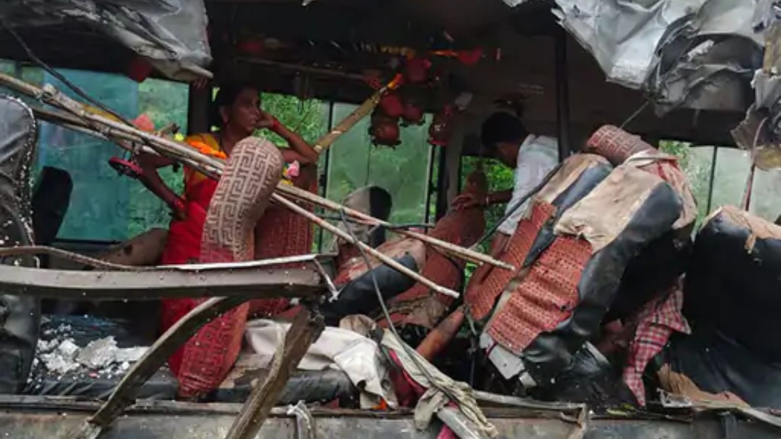 झारखंड में बस और ट्रक की जबरदस्त टक्कर,