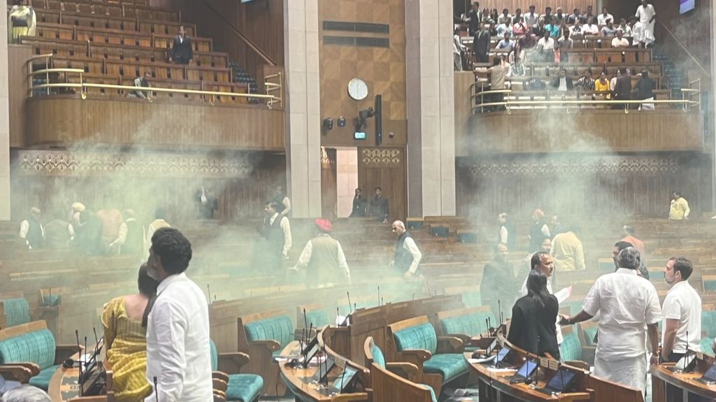 संसद पर हमले की बरसी पर सुरक्षा में बड़ी सेंध, 