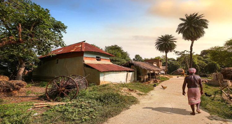 Tatiya Village Uttar Pradesh : इस गांव में मोबाइल ले जाना है 