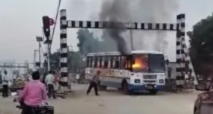 चलती रोडवेज बस में अचानक लगी आग,
