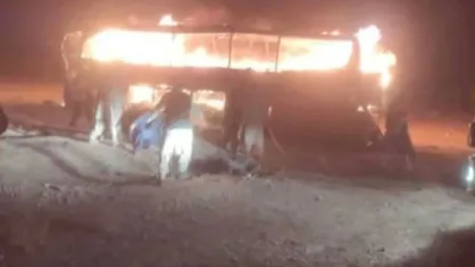 बस और ट्रक के बीच भीषण हादसा, 