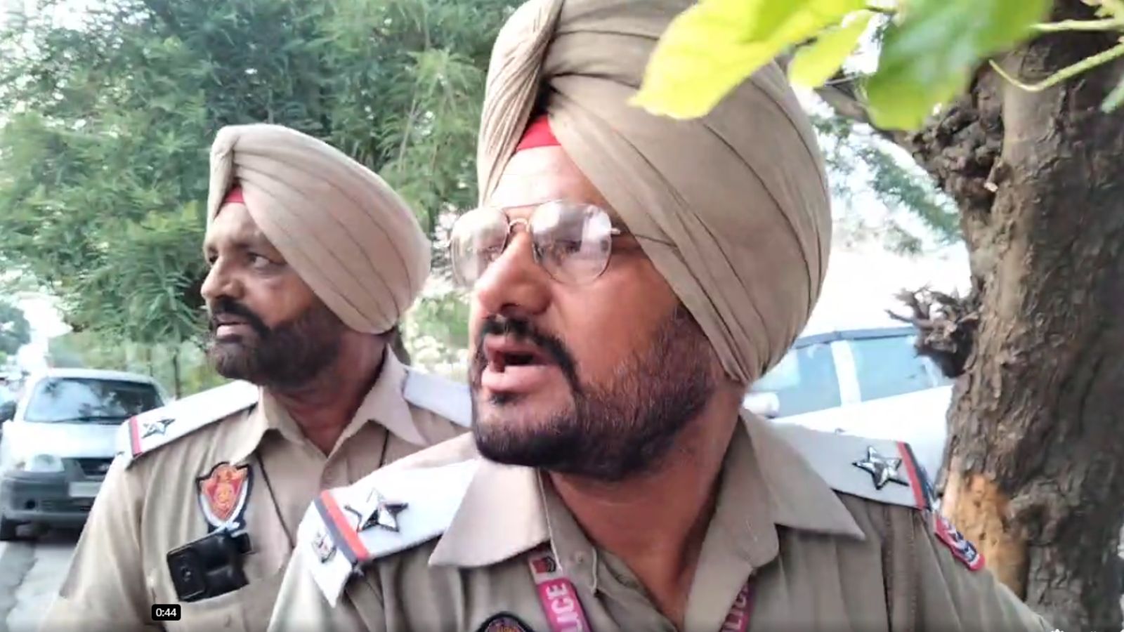 कार में लेकर जा रहा था बकरे,