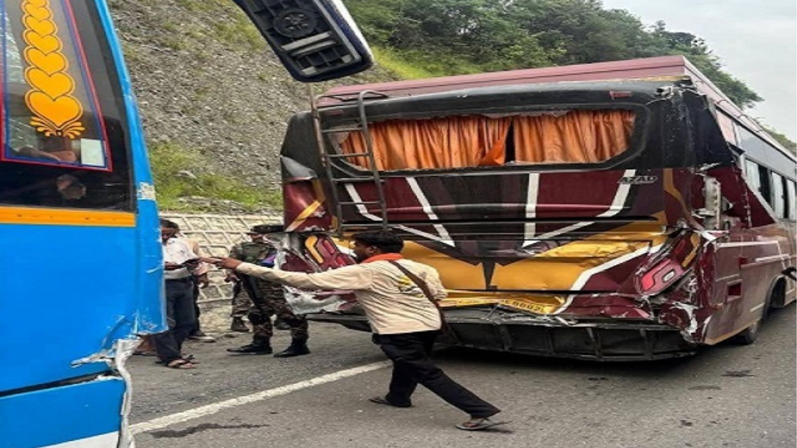 श्री अमरनाथ यात्रा के दौरान आपस में टकराई बसें, 
