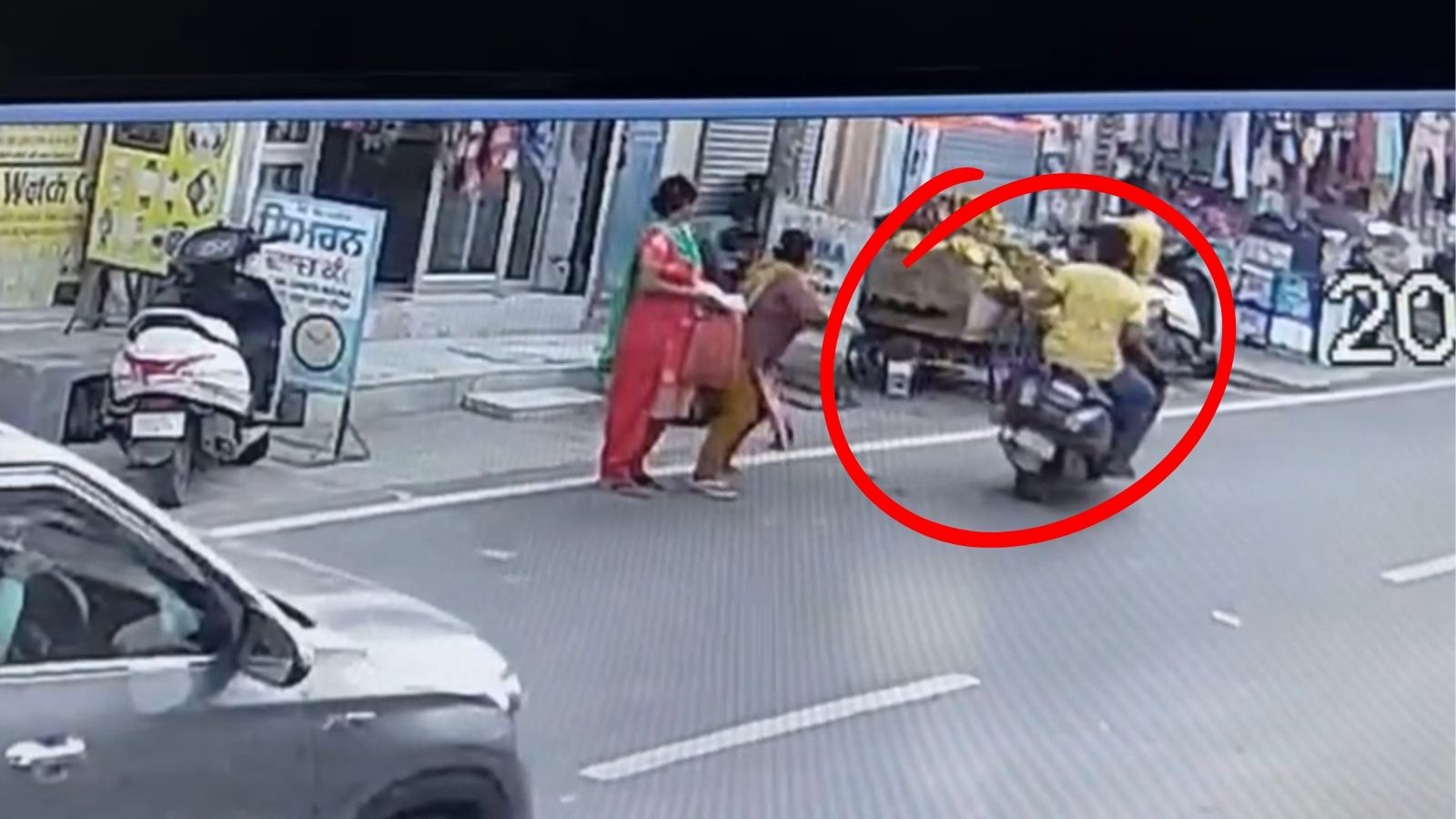 जालंधर में दिनदहाड़े महिला का पर्स छीनकर फरार हुए लुटेरे,