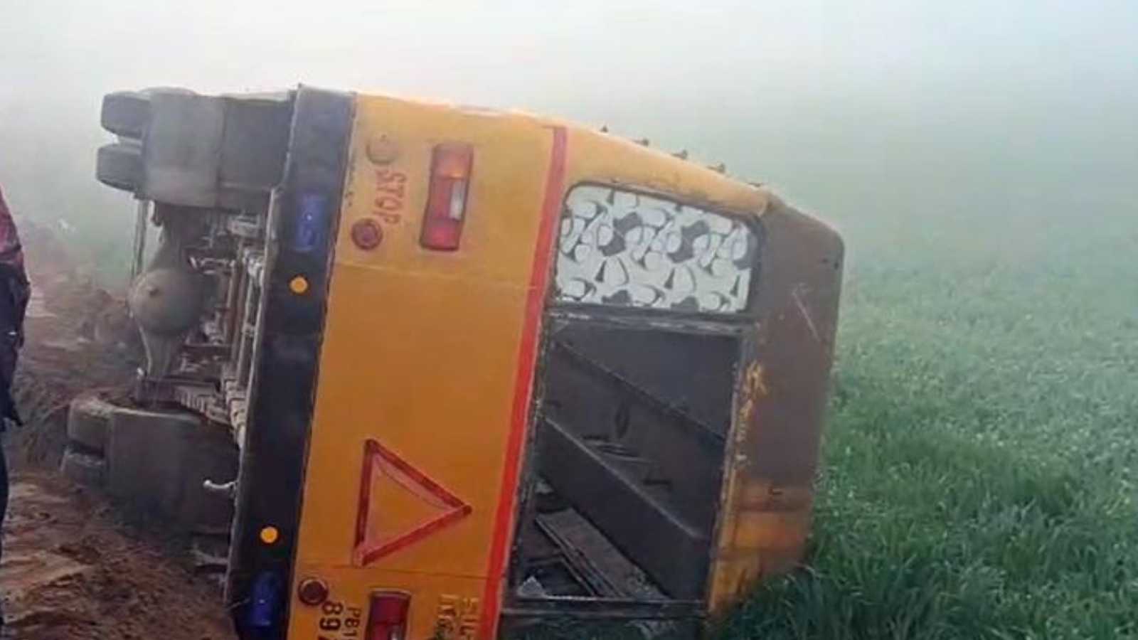 School Bus Accident : पंजाब में बच्चों को ले जा रही स्कूल बस का एक्सीडेंट, 