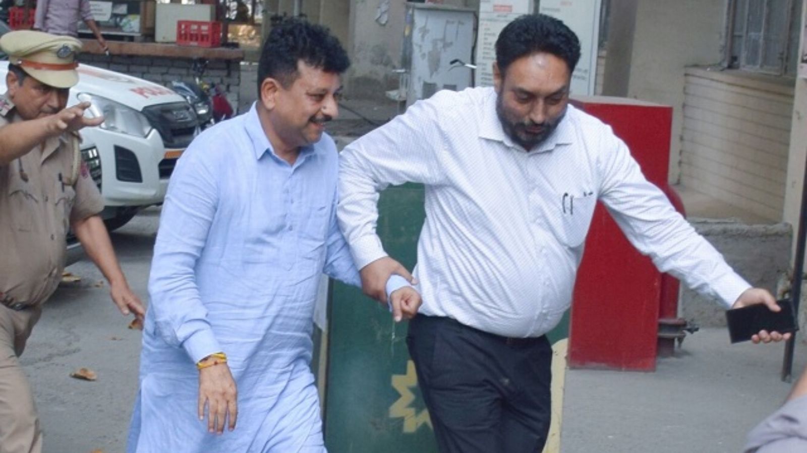 MLA रमन अरोड़ा की नहीं रुक रही मुश्किलें, 