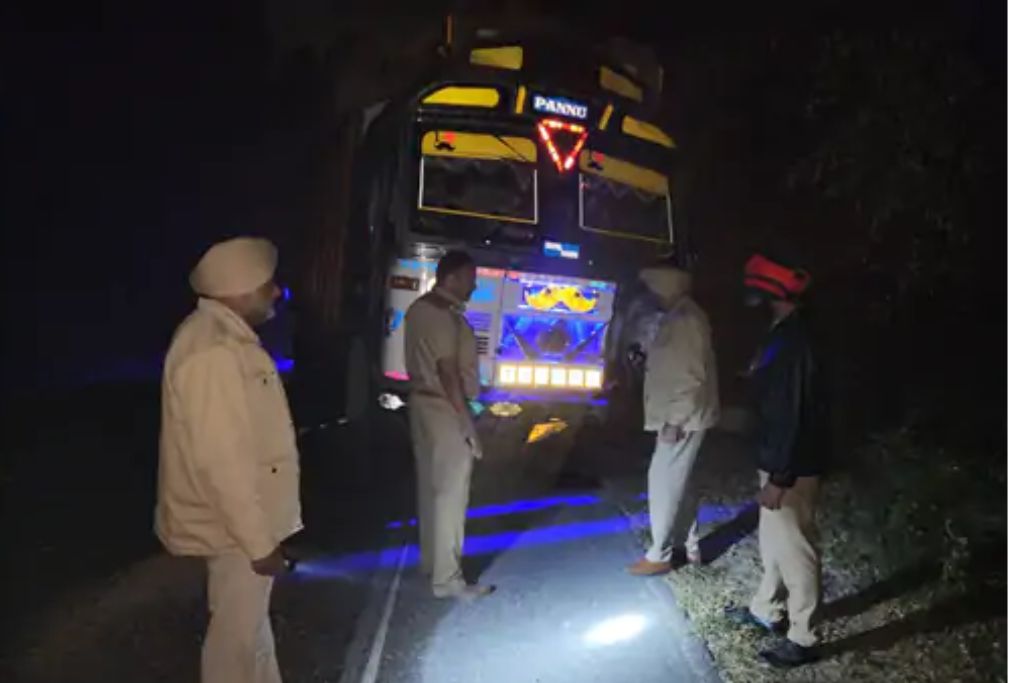 मोगा में धान से भरे ट्रक ने वर्ना कार को मारी टक्कर,