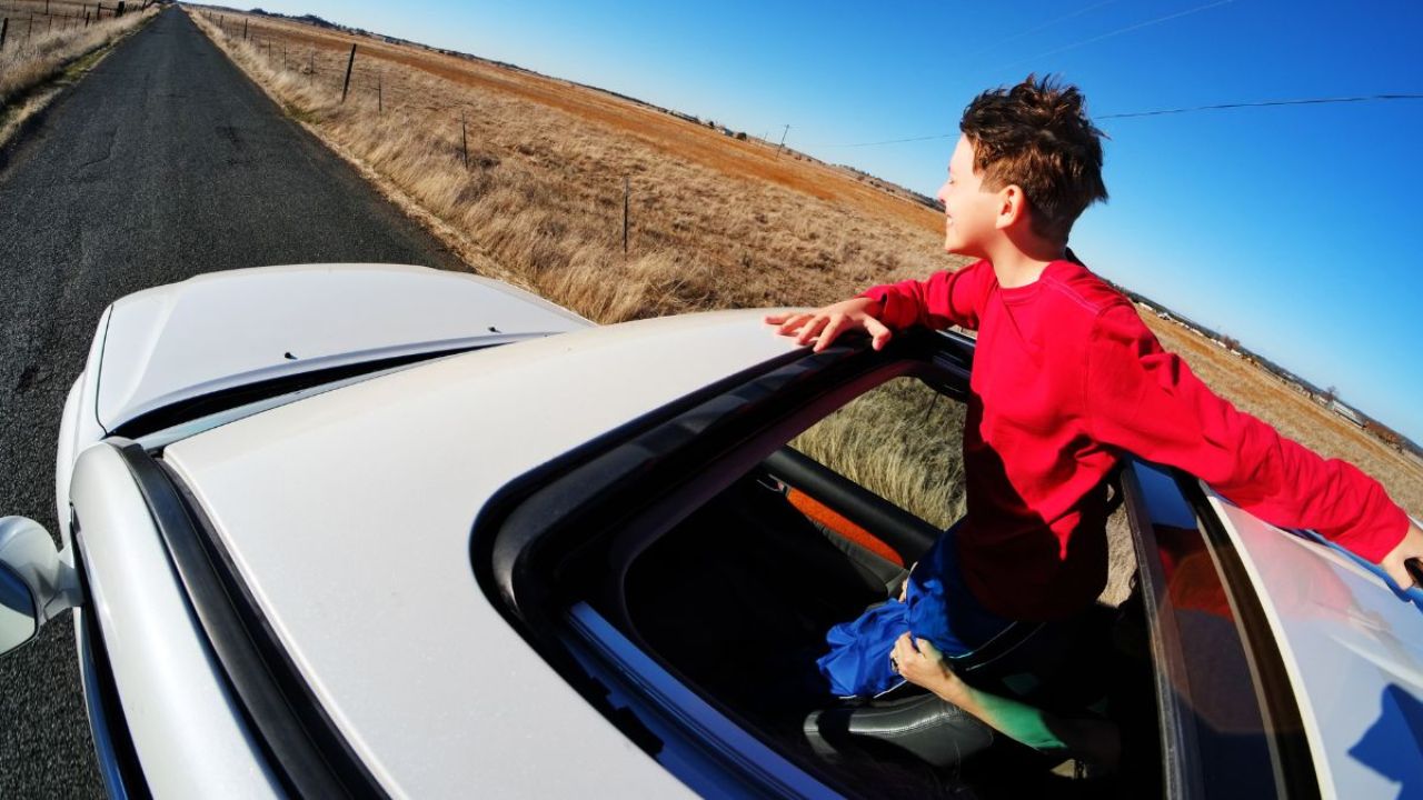 अब गाड़ियों की Sunroof खोलकर बच्चों को बाहर निकाला तो कटेगा चालान, 