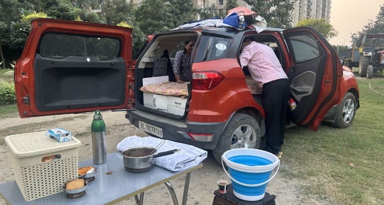 Road Trip Retired Couple : अपनी गाड़ी में ही बनाया बेड रूम और किचन, 