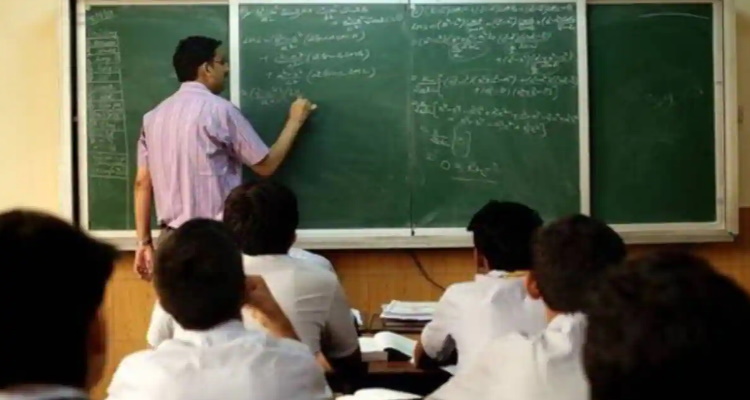 UP में इन शिक्षकों के लिए दिवाली पर बुरी खबर, सर्विस खत्म करने का आदेश