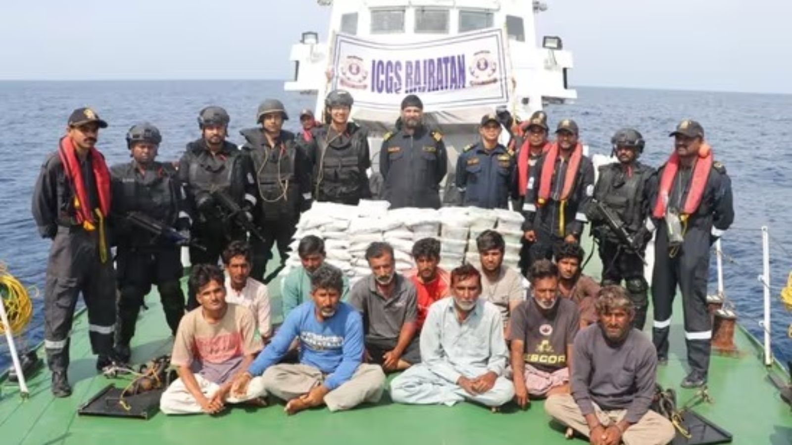 गुजरात तट के पास 600 करोड़ रुपये की ड्रग्स के साथ पाकिस्तानी नाव पकड़ी