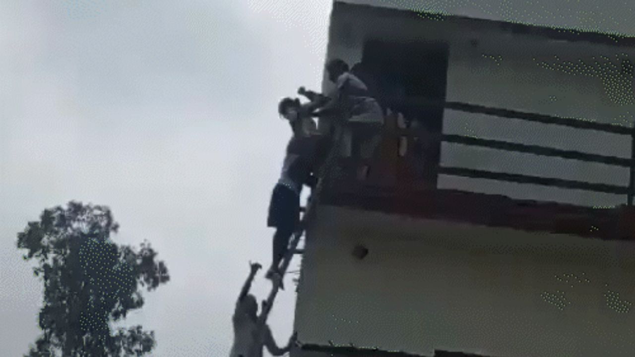 यूपी में बच्चों के ऊपर गिरी स्कूल की छत, 