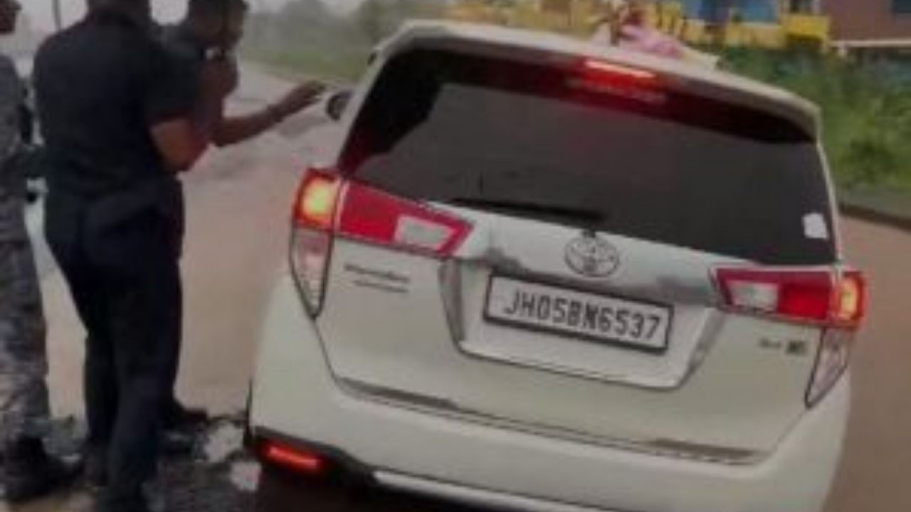 जनसभा संबोधित करने जा रहे शिवराज चौहान की गाड़ी सड़क के गड्ढे में फंसी, 