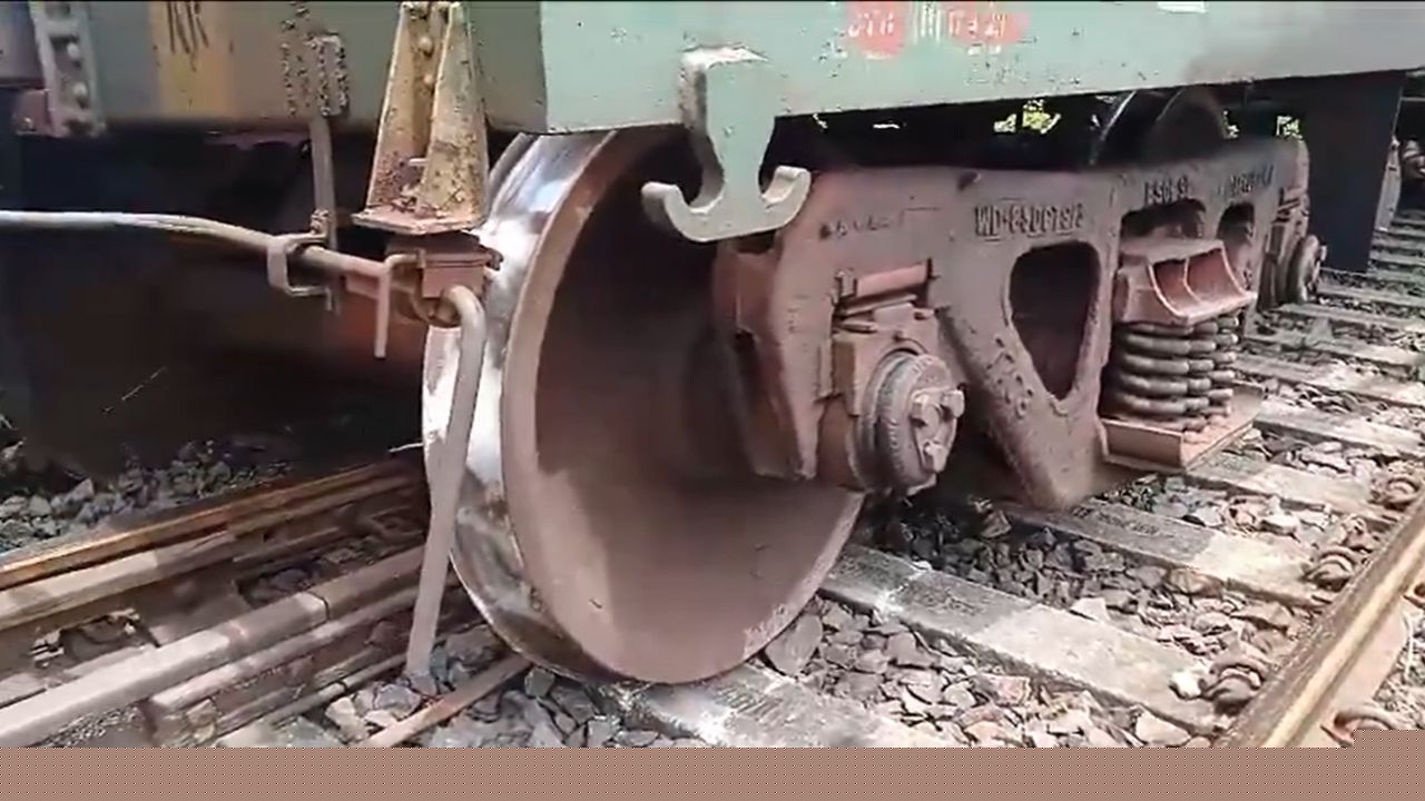 नहीं रुक रहा ट्रेन हादसों का सिलसिला... अब जलपाईगुड़ी में 2 डिब्बे पटरी से उतरे