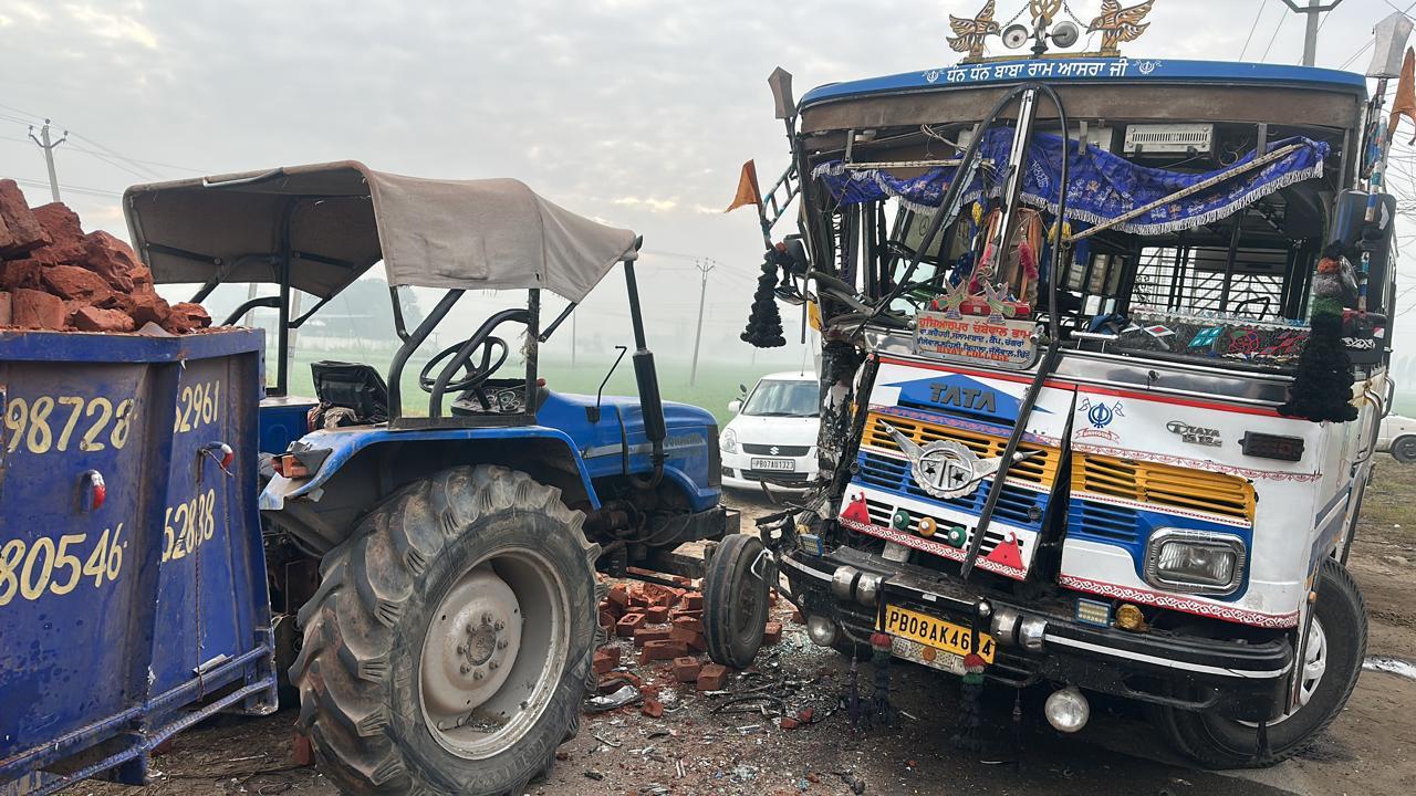 होशियारपुर में तेज रफ्तार ट्रैक्टर ने सवारियों से भरी बस को मारी जोरदार टक्कर, 