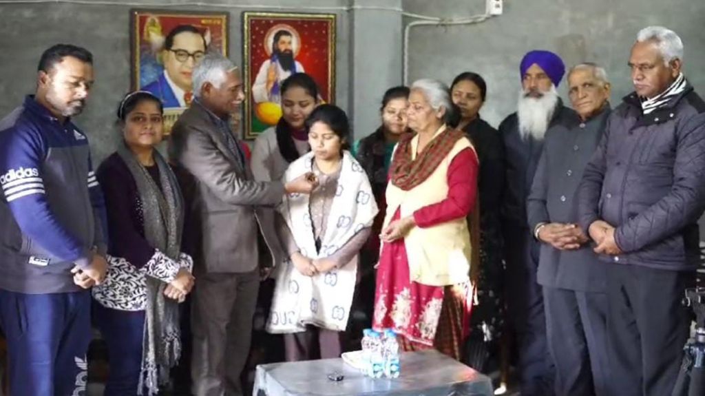 जालंधर में गरीब परिवार की बेटी बनी जज पिता हुए भावुक,  