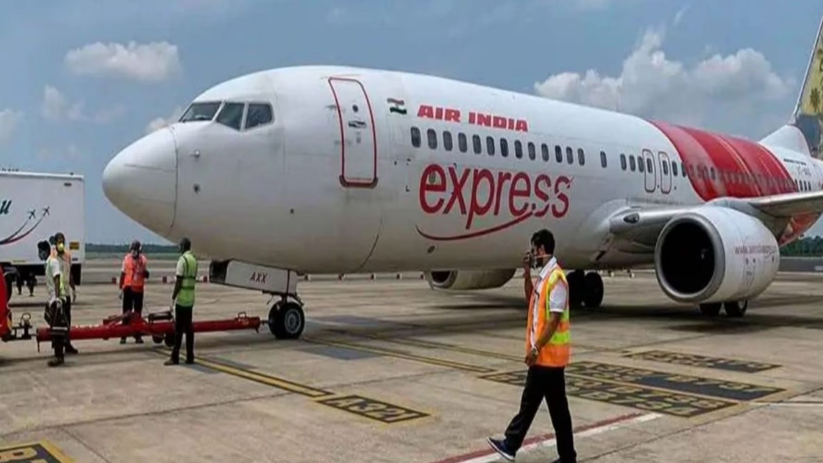 एयर इंडिया एक्सप्रेस की 70 फ्लाइट कैंसिल, 