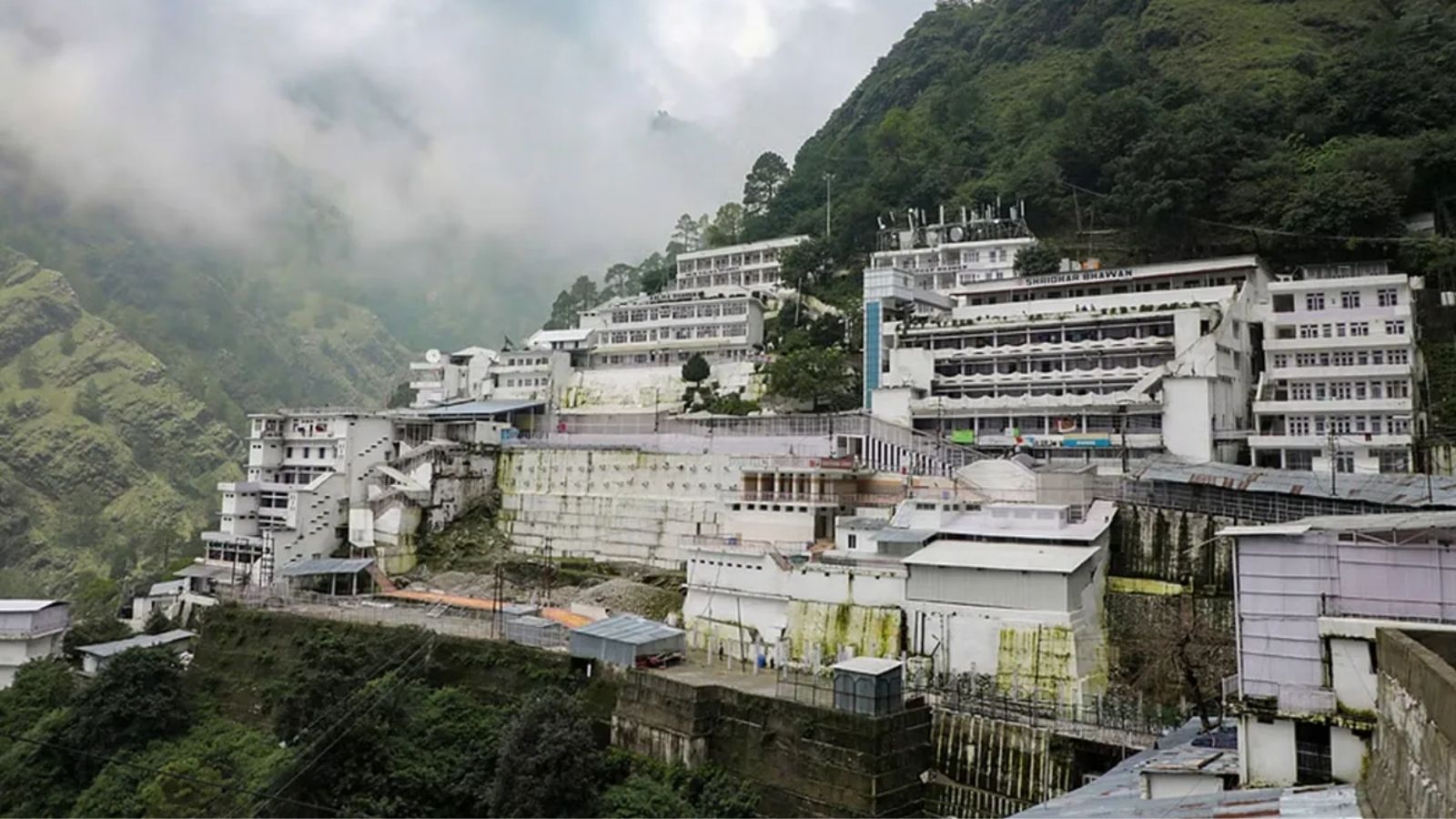  माता वैष्णो देवी मंदिर के भवन में पिस्टल लेकर पहुंची महिला,