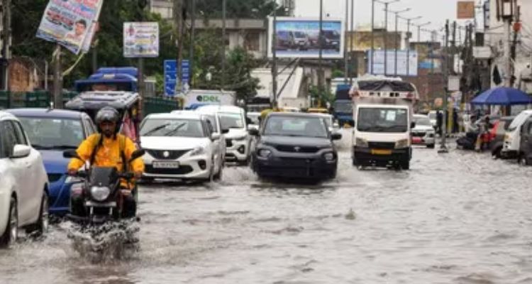 भारी बारिश के चलते स्कूल बंद, 