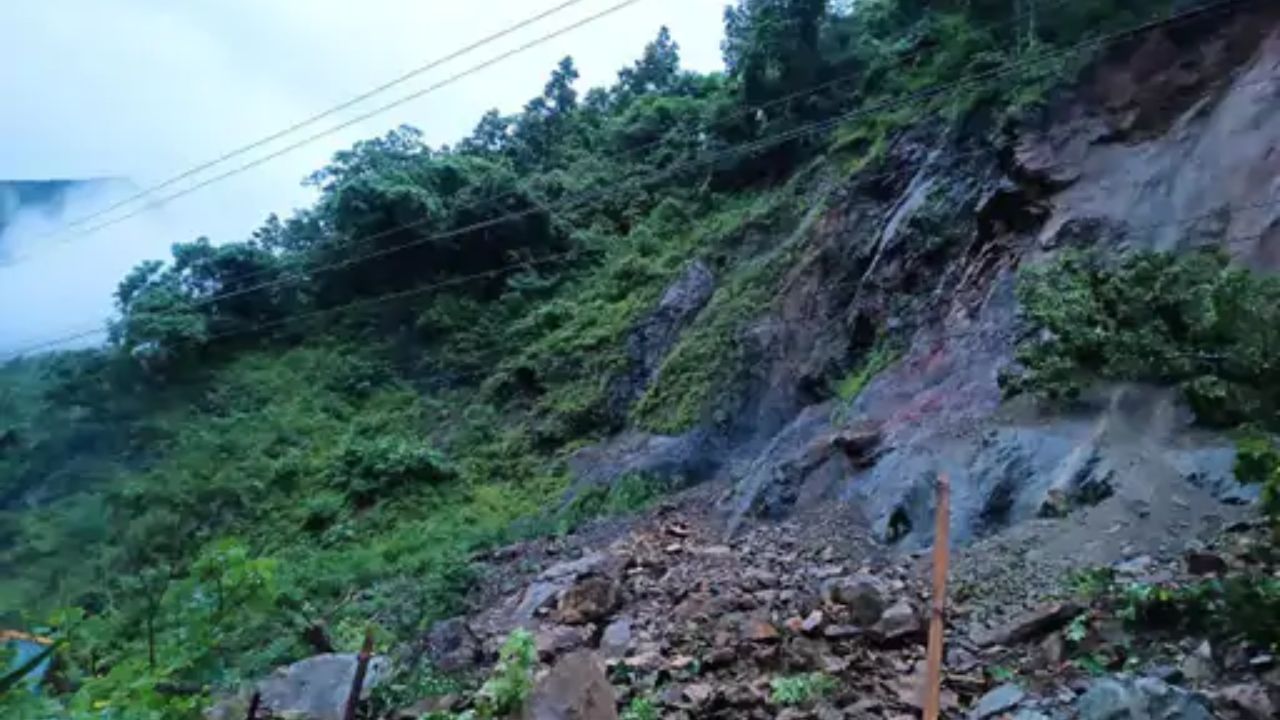 नेपाल में लैंडस्लाइड के कारण 2 बसें नदी में गिरी, 