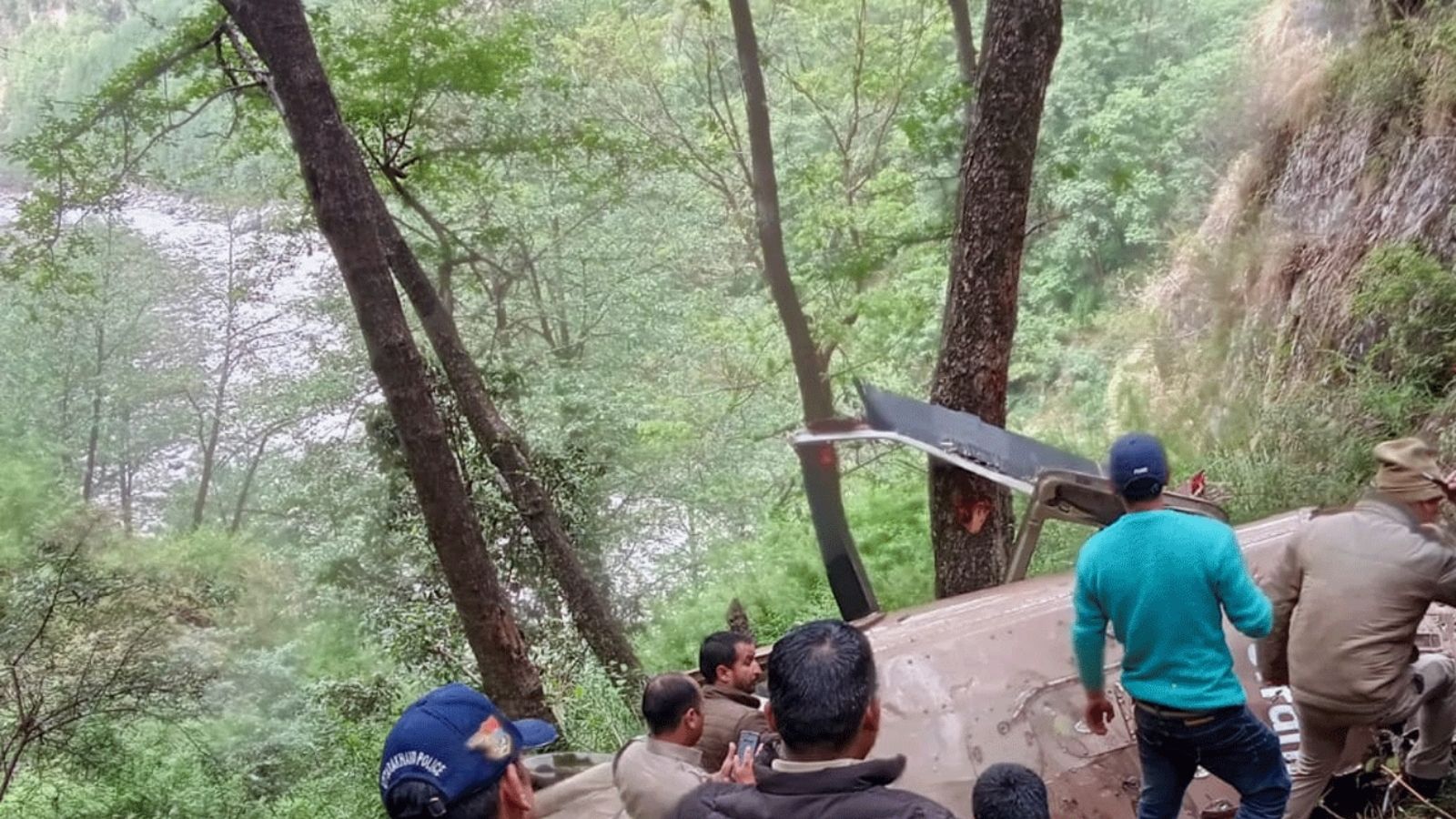 यात्रियों को गंगोत्री धाम ले जा रहा हेलीकॉप्‍टर क्रैश,  