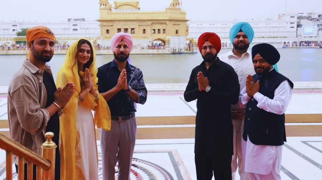 मौजां ही मौजां फिल्म की स्टार कास्ट श्री दरबार साहिब में हुई नतमस्तक, 