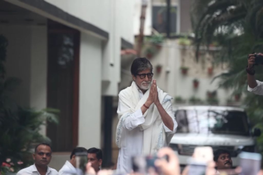बंगले के बाहर अमिताभ बच्चन के फैंस से मिलने की परंपरा को 41 साल पूरे : 
