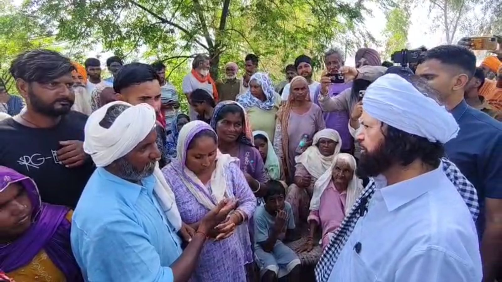 जालंधर में बाढ़ पीड़ितों के बीच पहुंचे भाजपा नेता हंसराज हंस,