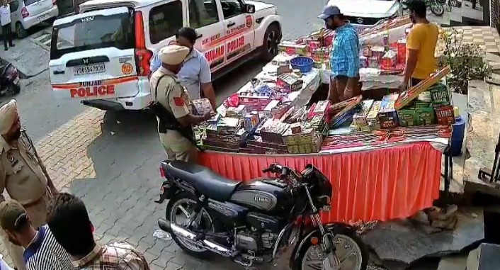 Punjab : पुलिस घिरी विवादों में, स्टॉल से पटाखे उठा पुलिस ने रखे अपनी गाड़ी में, 