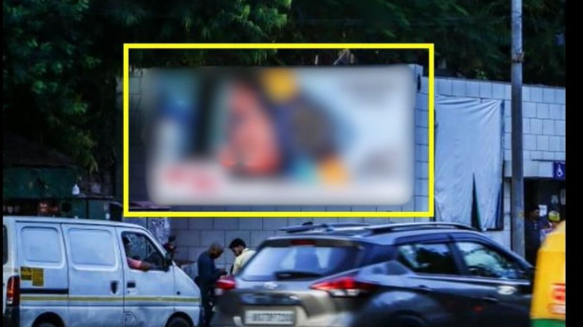 दिल्ली के कनॉट प्लेस में Ad Board पर चली अश्लील Video