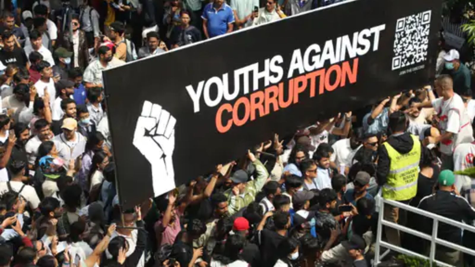 नेपाल में हिंसक प्रदर्शन के बाद बैकफुट पर सरकार, 
