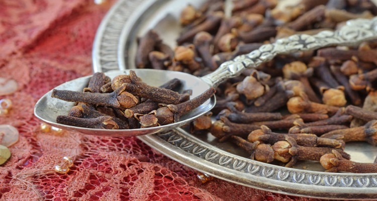 Use Clove in Night : रात में बिना फूल वाली लौंग मुंह में रखकर सोना 