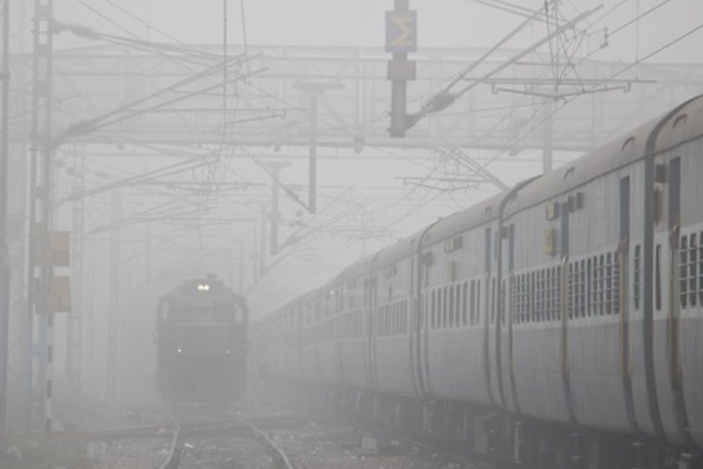 घने कोहरे के कारण शताब्दी समेत 36 ट्रेनें प्रभावित,
