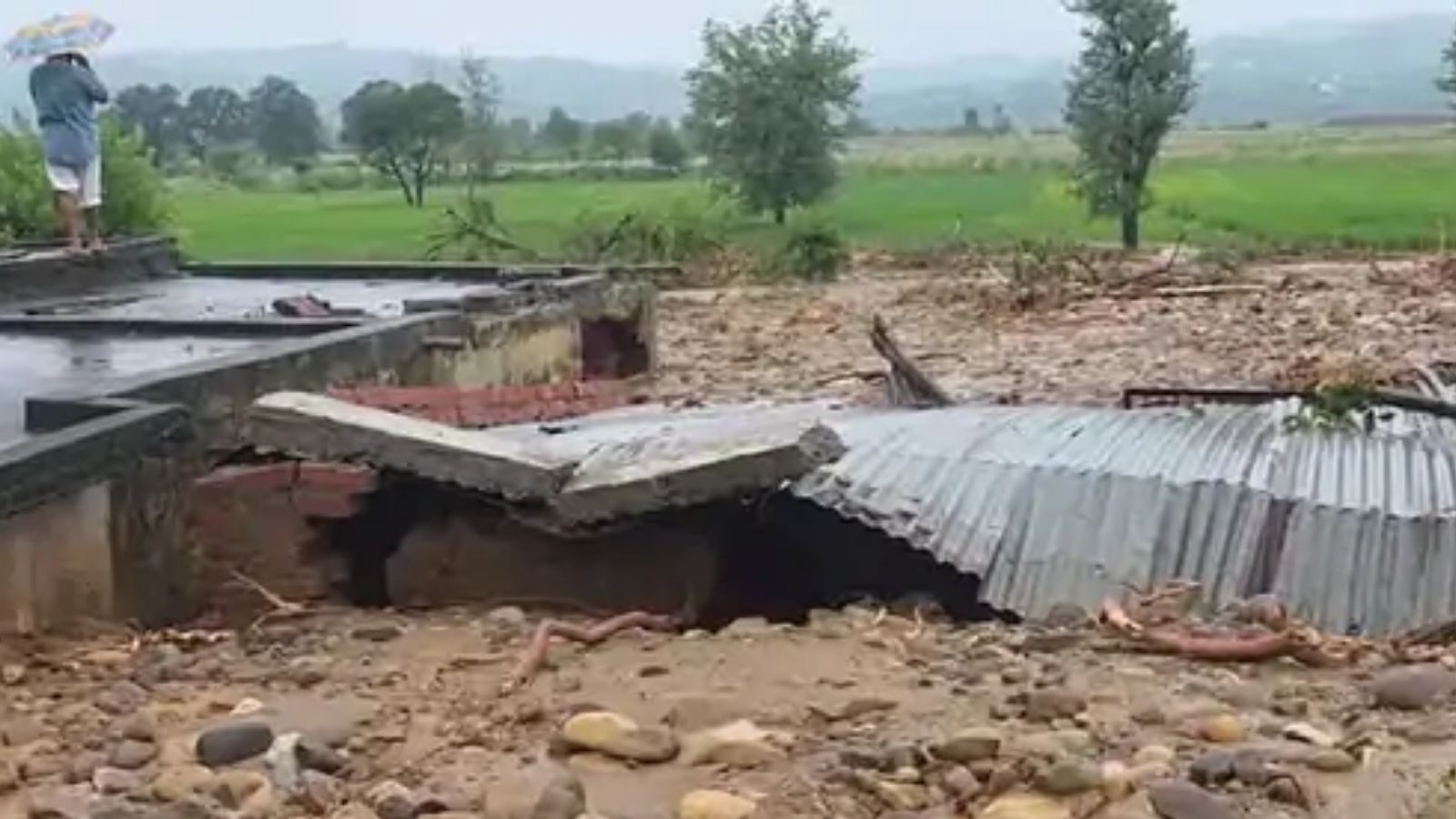 जम्मू-कश्मीर में 3 जगह बादल फटा, 